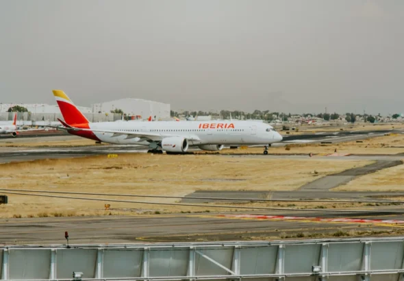 Imagen que muestra un avión de Iberia en la pista de un aeropuerto