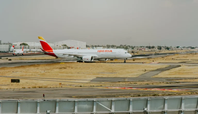 Imagen que muestra un avión de Iberia en la pista de un aeropuerto