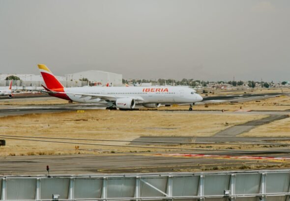 Imagen que muestra un avión de Iberia en la pista de un aeropuerto