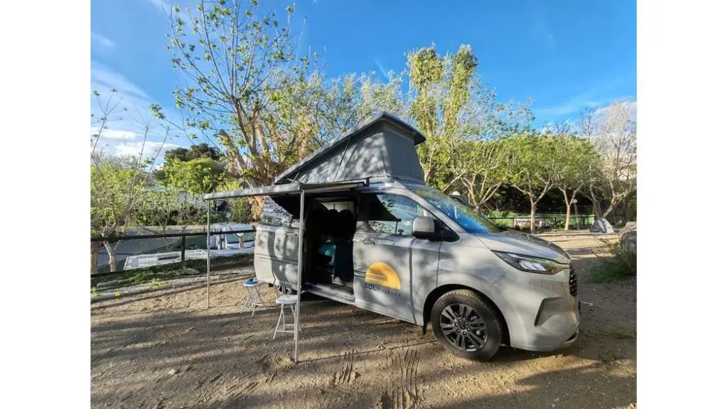 Ni hotel ni apartamento: la tendencia que arrasa para viajar por Andalucía este verano Imagen que muestra el exterior de la autocaravana karman duncan 500, con el toldo extensivo y la puerta abierta.