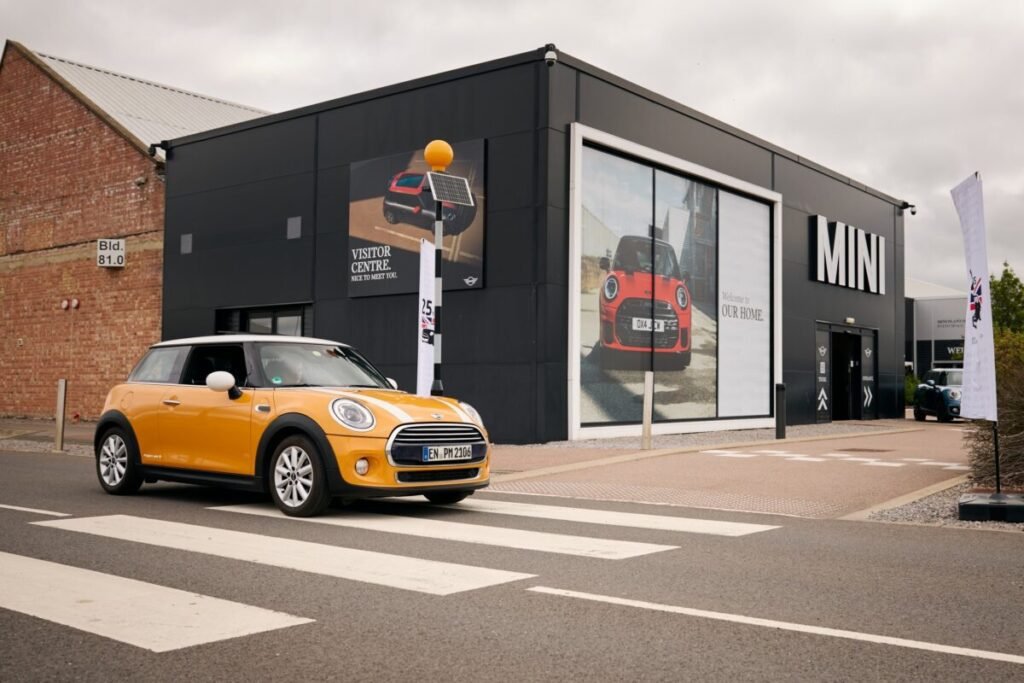 Un MINI Cooper D llega al millón de kilómetros con su motor original y un consumo ridículo Imagen que muestra el MINI Cooper D un millón de kilómetros circulando por una calle