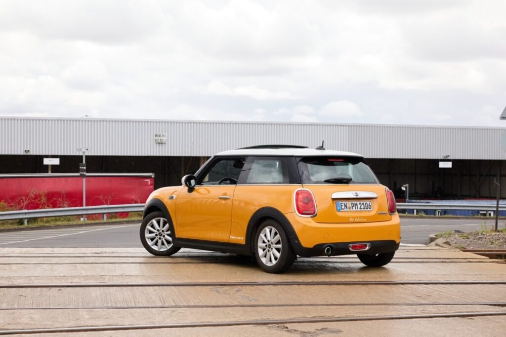 Un MINI Cooper D llega al millón de kilómetros con su motor original y un consumo ridículo MINI Cooper D un millón de kilómetros con su motor original. Se muestra la parte trasera exterior.