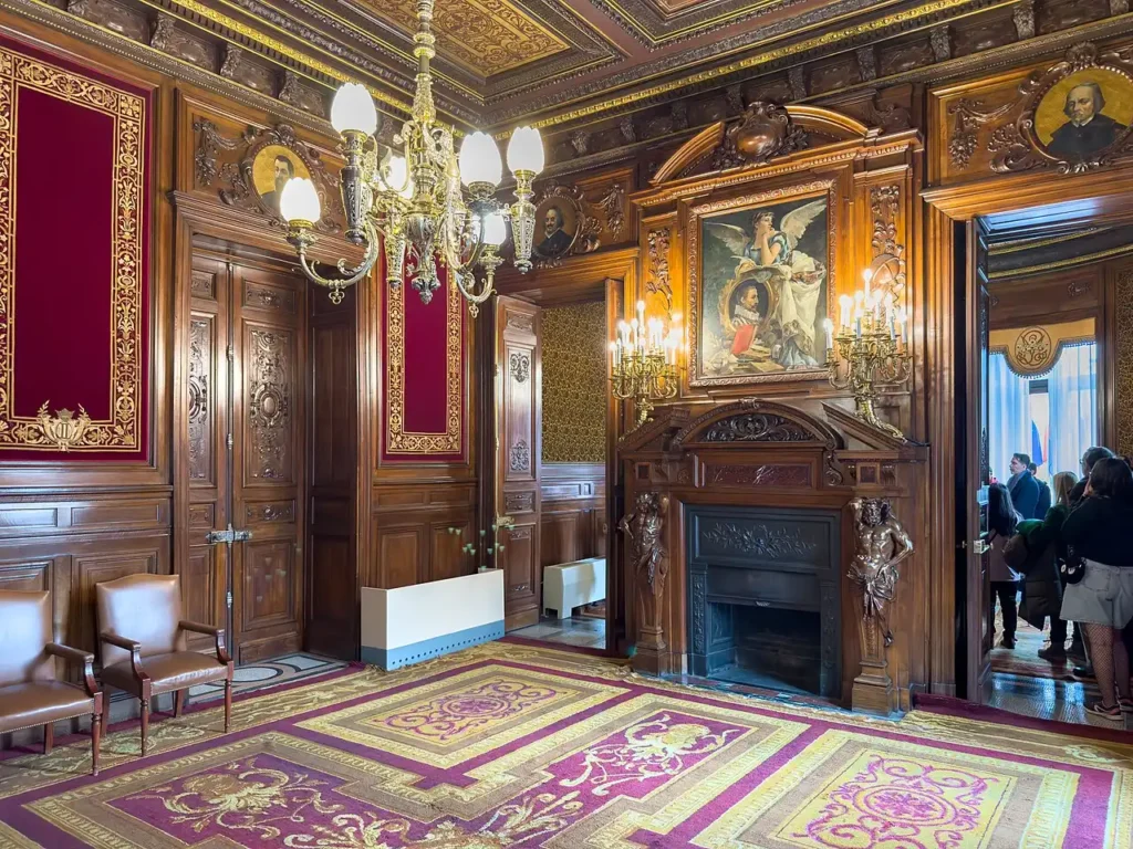 El Palacio de Linares: oro, mármol y leyendas en la milla de Madrid Imagen que muestra una d elas zonas interiores del Palacio de Linares en Madrid con una chimenea
