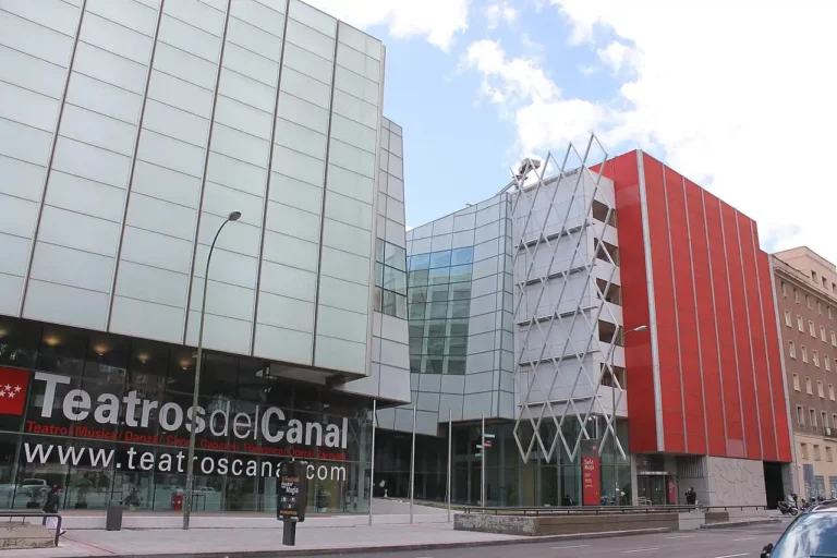 Imagen que muestra los Teatros del Canal en Madrid con horario especial por la visita del Papa León XIV