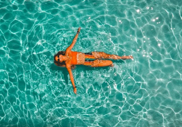 Imagen que muestra una persona disfrutando de una de las 15 piscinas en Barcelona que reabren este 2026