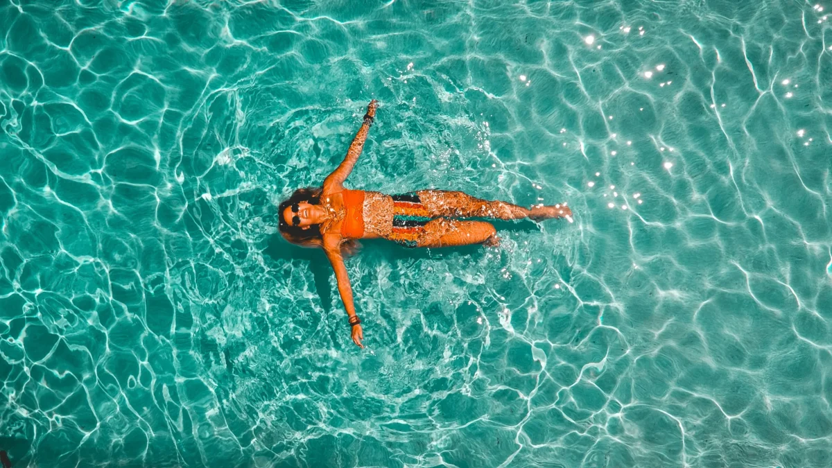 Imagen que muestra una persona disfrutando de una de las 15 piscinas en Barcelona que reabren este 2026