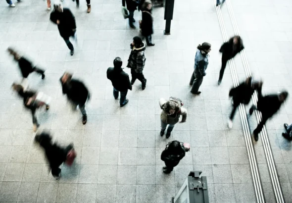 Imagen que muestra a personas en la calle tramitando la regularización extraordinaria