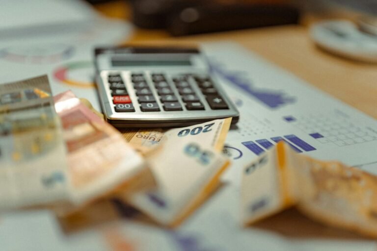 Imagen que muestra una calculada y documentos , además de billetes, para ilustrar el ahorro en la Renta 2025 de la Comunitat Valenciana con beneficios fiscales