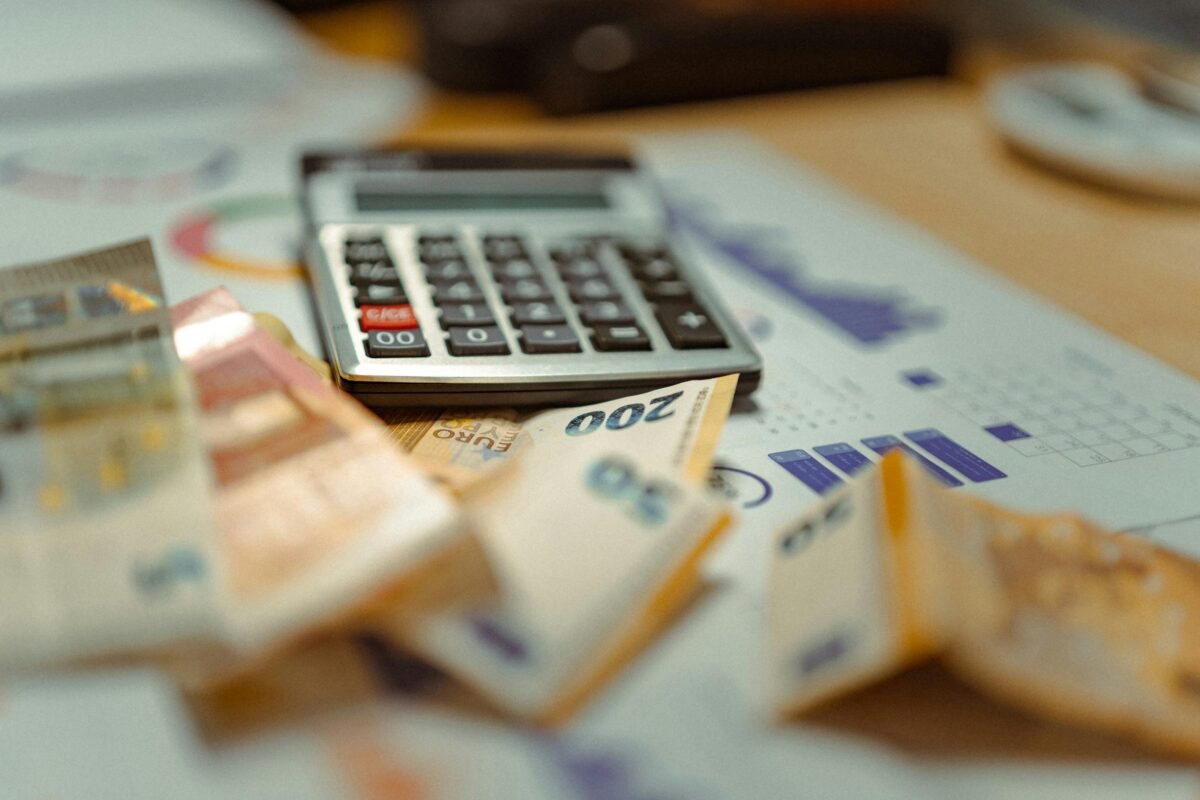 Renta 2025: La casilla secreta que alegra el bolsillo si vives en la Comunitat Valenciana Imagen que muestra una calculada y documentos , además de billetes, para ilustrar el ahorro en la Renta 2025 de la Comunitat Valenciana con beneficios fiscales