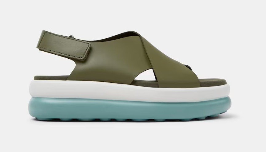 Ni zapatillas de deporte ni sandalias de siempre: la alternativa que triunfa este verano Sandalias Pelotas Flota Up de piel de la marca Camper de color verde agua
