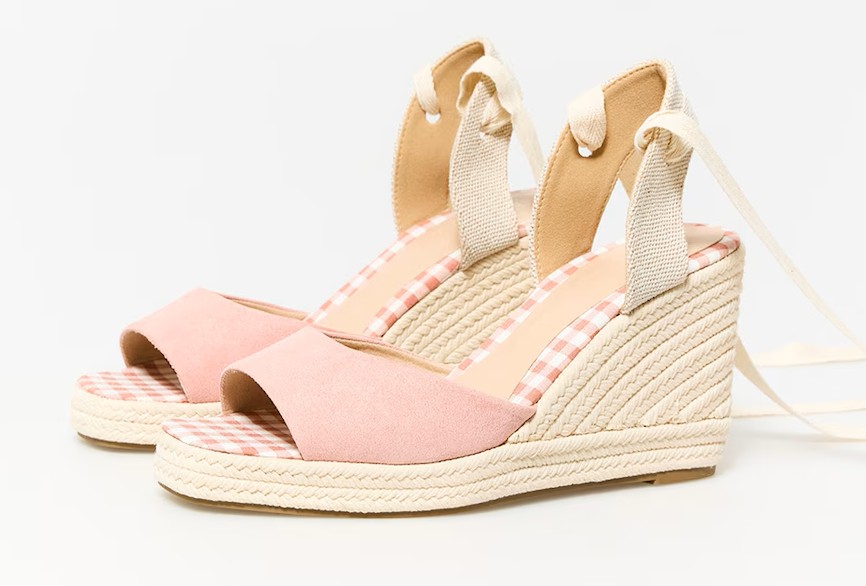 Del chollo de Sfera al lujo de Timberland: las sandalías de cuña del verano Sandalias esparteña de color rosa, de Sfera