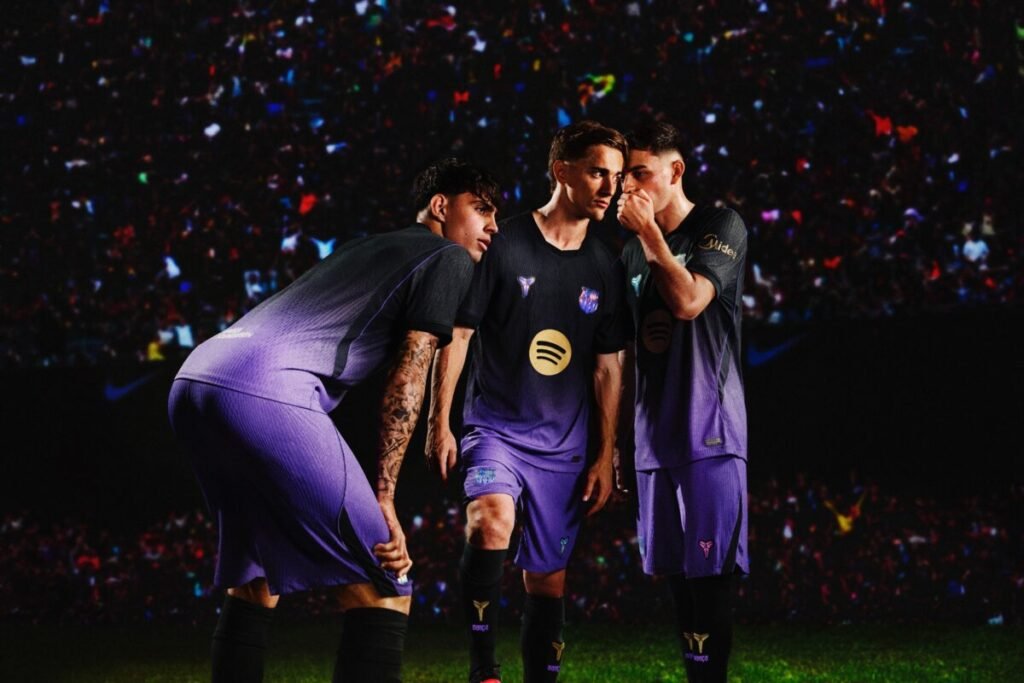 Así es la equipación Kobe x FC Barcelona de Nike con el logotipo Kobe Sheath y escudo iridiscente Imagen que muestra a Marc Bernal con Pablo Gavi y Pedri vestidos con la segunda equipación del FC Barcelona