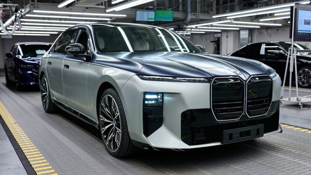 El nuevo BMW Serie 7 ya se fabrica con tecnología de futuro Imagen del nuevo BMW Serie 7 con la pintura en dos colores