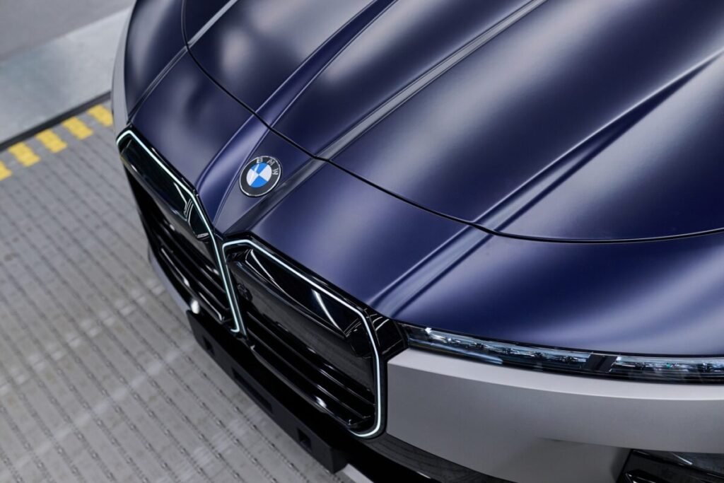 El nuevo BMW Serie 7 ya se fabrica con tecnología de futuro Detalles del nuevo BMW Serie 7 donde se muestra de cerca la doble pintura