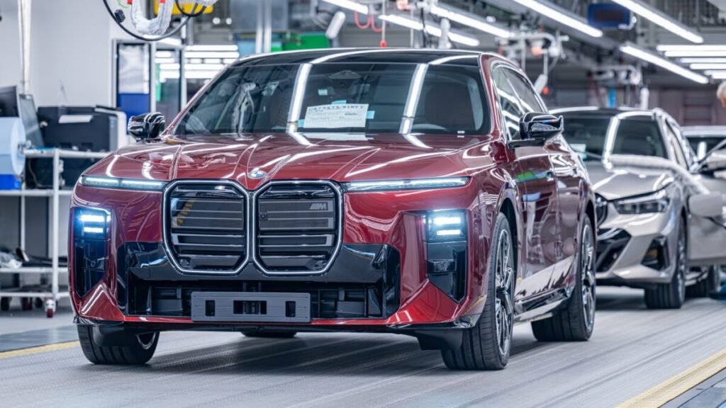 El nuevo BMW Serie 7 ya se fabrica con tecnología de futuro Imagen de la cadena de fabricación del nuevo BMW Serie 7 exterior rojo
