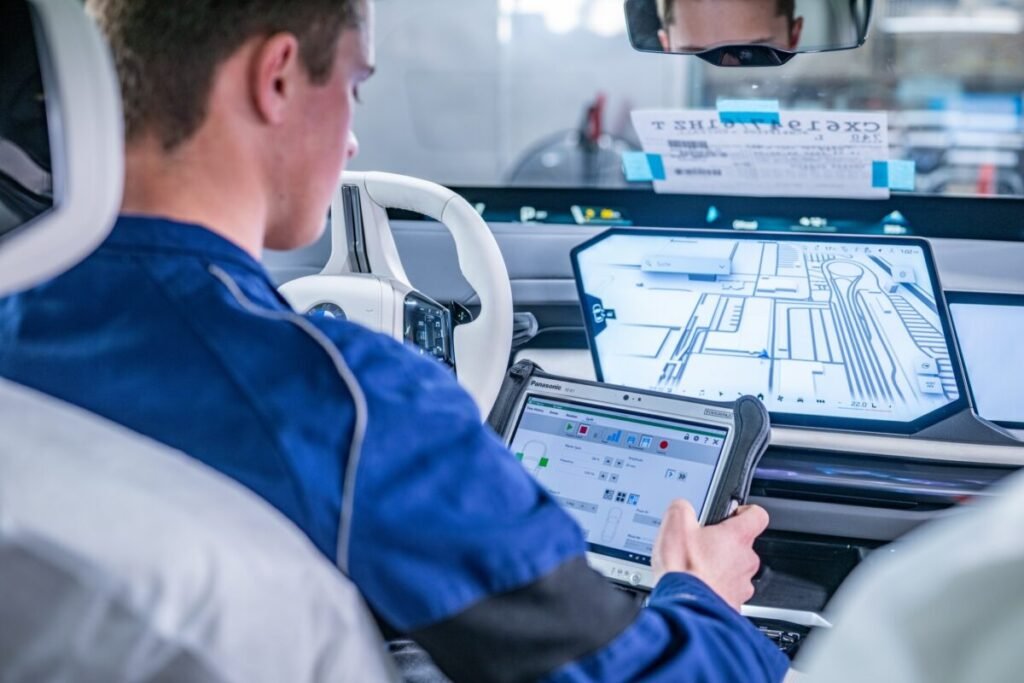 El nuevo BMW Serie 7 ya se fabrica con tecnología de futuro Interior del nuevo BMW Serie 7 que muestra las pantallas del salpicadero conductor y copiloto
