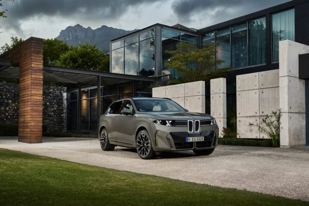 El nuevo BMW X5 viene con todo: 5 motores distintos y una autonomía salvaje de 845 km Imagen que muestra el nuevo BMW X5 aparcado en la entrada de una casa de diseño