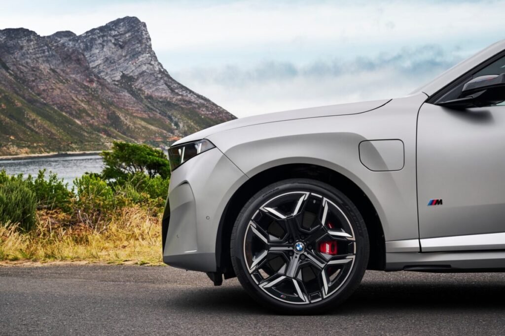 El nuevo BMW X5 viene con todo: 5 motores distintos y una autonomía salvaje de 845 km Imagen que muestra detalle lateral exterior con vista en detalle de rueda y llanta del nuevo BMW X5 2026