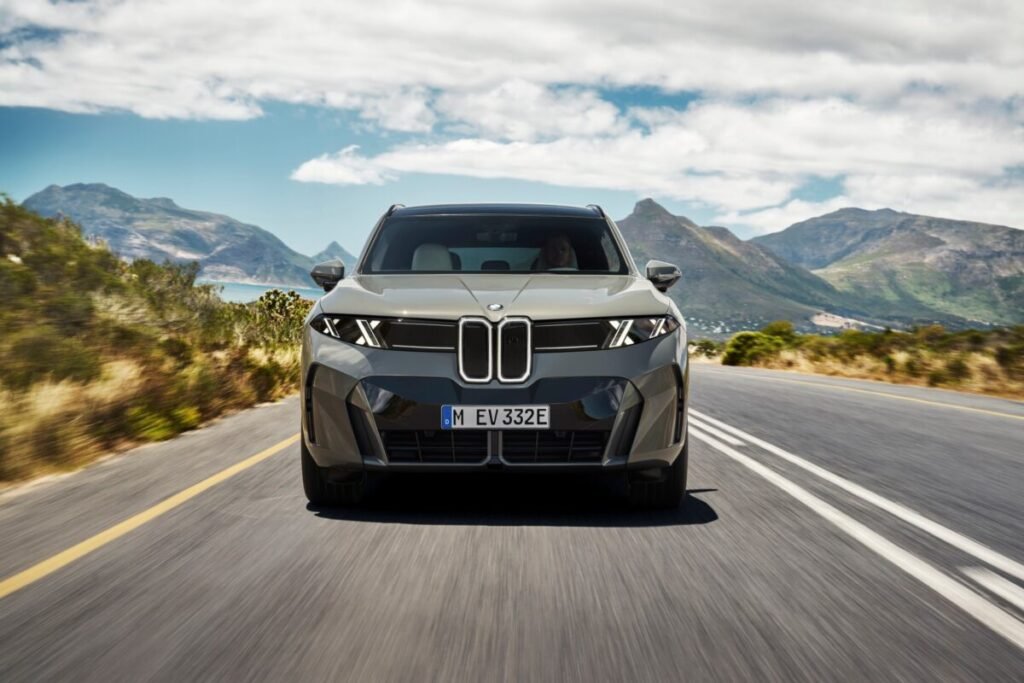 El nuevo BMW X5 viene con todo: 5 motores distintos y una autonomía salvaje de 845 km Imagen frontal del nuevo BMW X5 circulando por carretera un día soleado