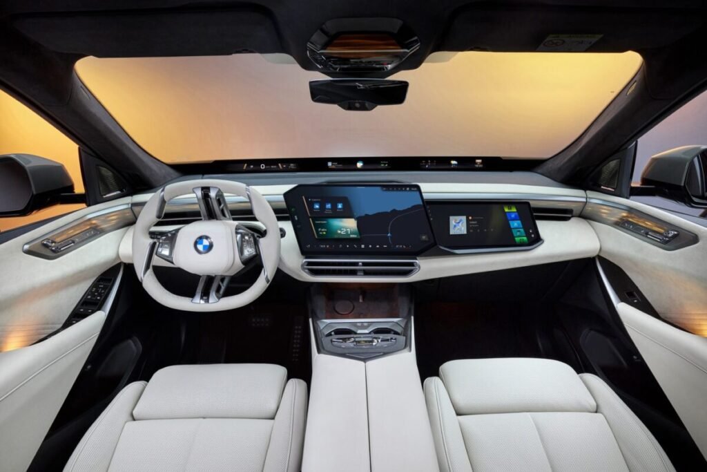 El nuevo BMW X5 viene con todo: 5 motores distintos y una autonomía salvaje de 845 km Imagen que muestra el interior delantero del nuevo BMW X5 con vistas del asiento del conductor , copiloto, y las pantallas integradas en el salpicadero.