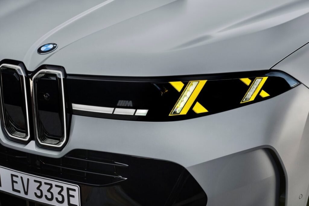 El nuevo BMW X5 viene con todo: 5 motores distintos y una autonomía salvaje de 845 km Imagen que muestra en primer planos los nuevos focos en forma de X del BMW X5 DE 2026