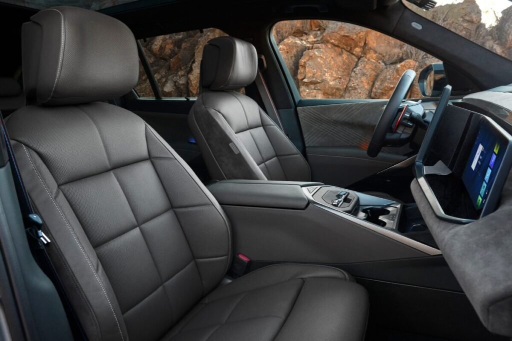El nuevo BMW X5 viene con todo: 5 motores distintos y una autonomía salvaje de 845 km Imagen que muestra el interior delantero de copiloto y acompañante con tapicera de color oscuro del nuevo BMW X5 2026