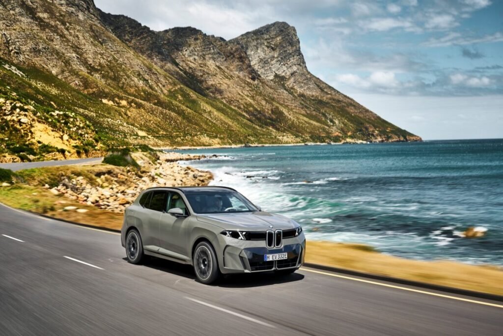 El nuevo BMW X5 viene con todo: 5 motores distintos y una autonomía salvaje de 845 km Imagen del nuevo BMW X5 circulando por una carretera cerca del mar