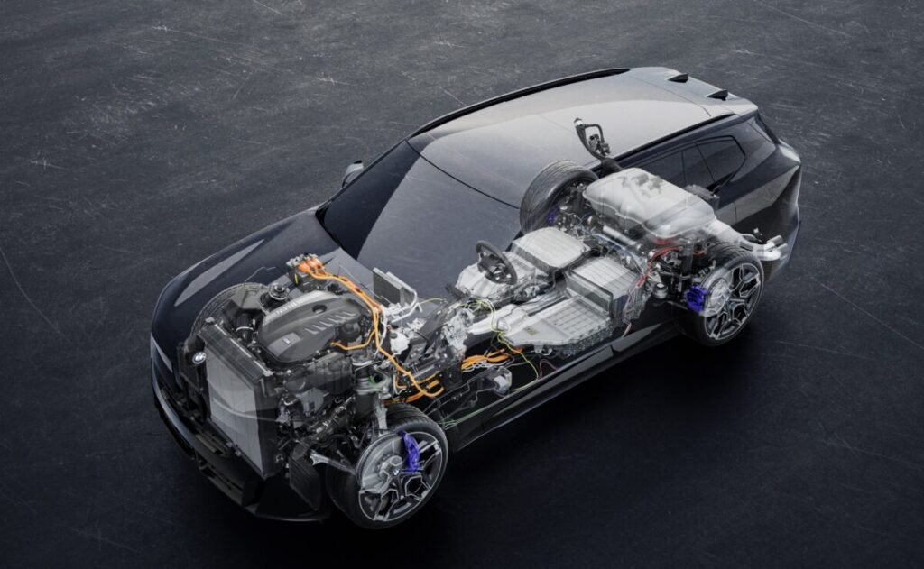 El nuevo BMW X5 viene con todo: 5 motores distintos y una autonomía salvaje de 845 km Imagen que muestra el nuevo BMW X5 2026 con la vista transparente mostrando el motor del coche y la distribución
