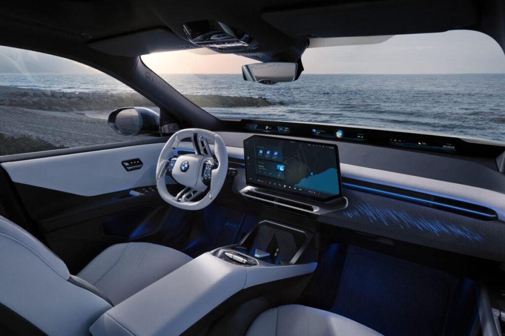 El nuevo BMW iX3 40 ya tiene precio en España y vas a querer hacer números Imagen del interior del nuevo BMW iX3 40 con tapiceria blanca, volante, asientos y la gran pantalla que incorpora tecnología de inteligencia artificial