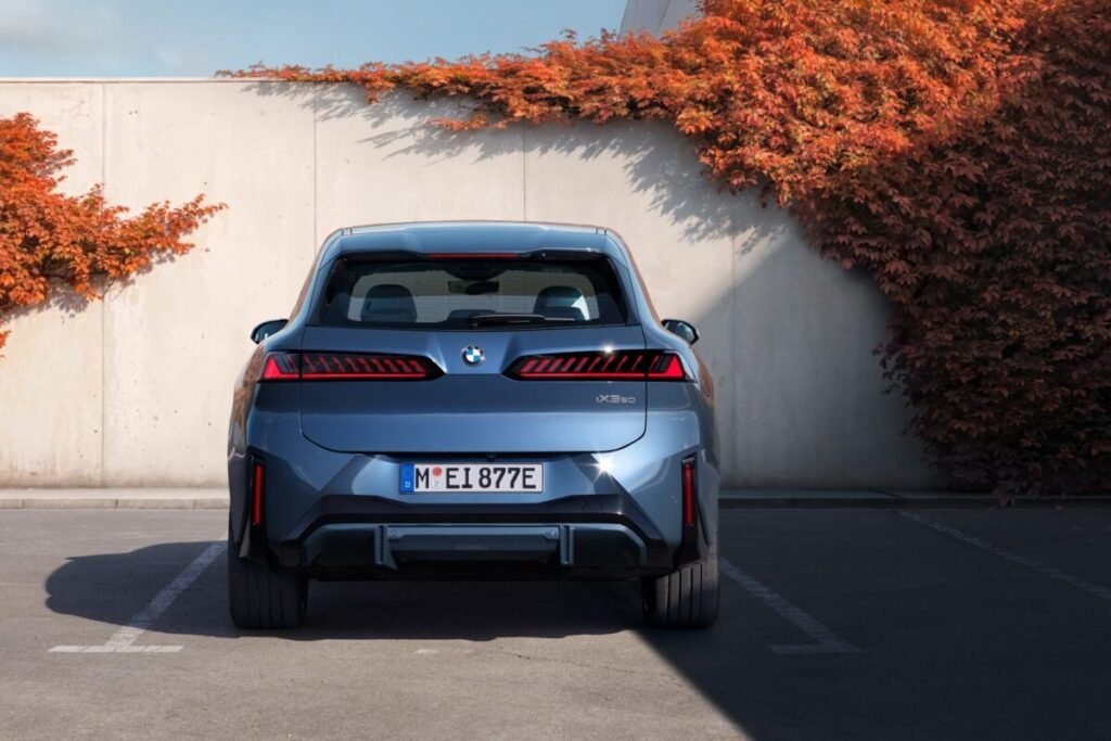 El nuevo BMW iX3 40 ya tiene precio en España y vas a querer hacer números Imagen exterior de la parte trasera del nuevo BMW iX3 40