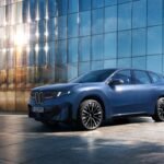 SUV moderno frente a edificio brillante
