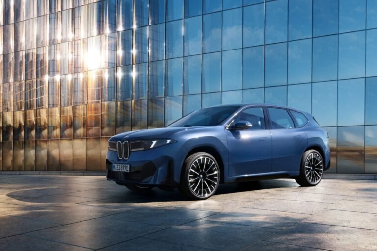 SUV moderno frente a edificio brillante