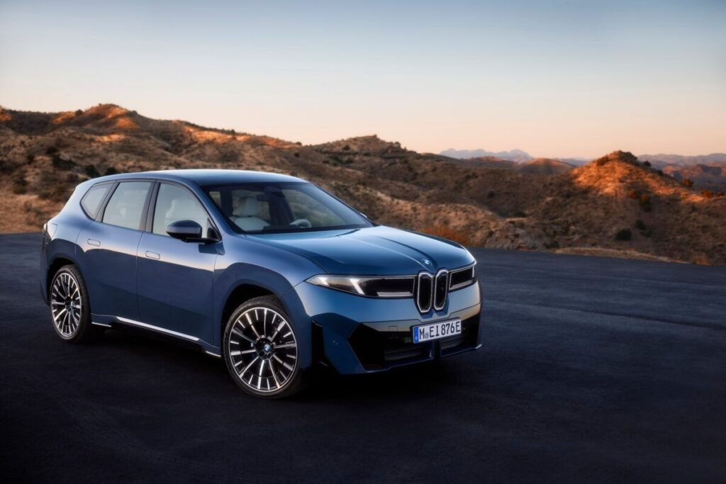 El nuevo BMW iX3 40 ya tiene precio en España y vas a querer hacer números Imagen en carretera del nuevo BMW iX3 40