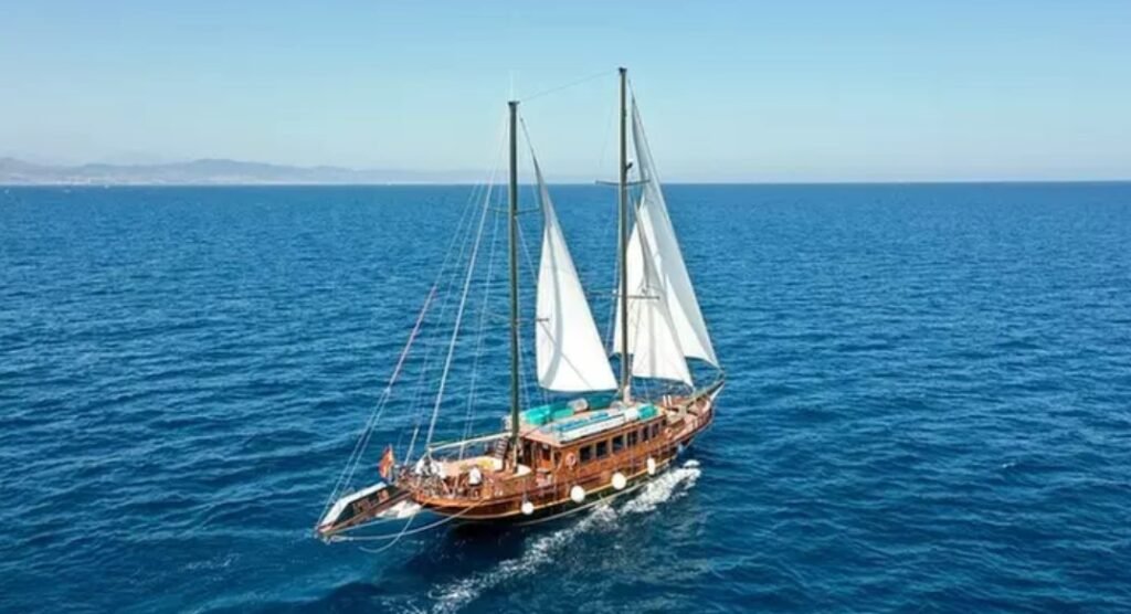 Cómo recorrer la costa de Barcelona en barco con niños gratis Imagen de uno de los barcos de paseo por Barcelona