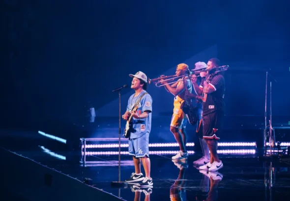 Imagen que muestra a Bruno Mars en uno de sus conciertos y visitará Madrid estos días