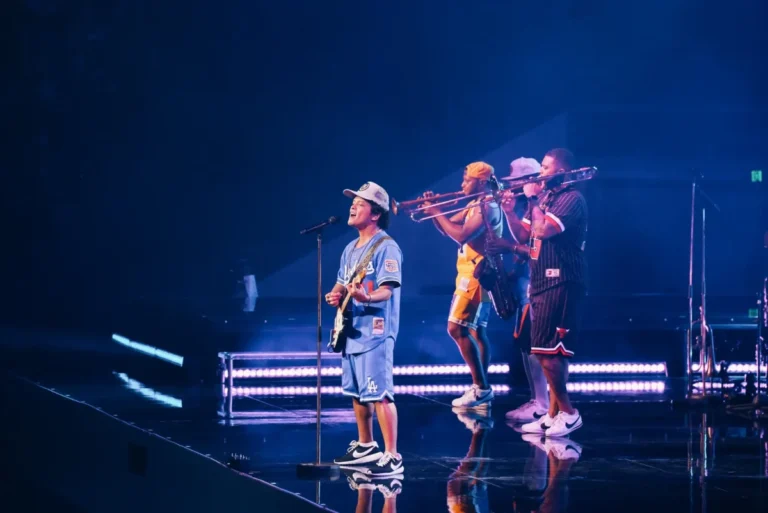 Imagen que muestra a Bruno Mars en uno de sus conciertos y visitará Madrid estos días