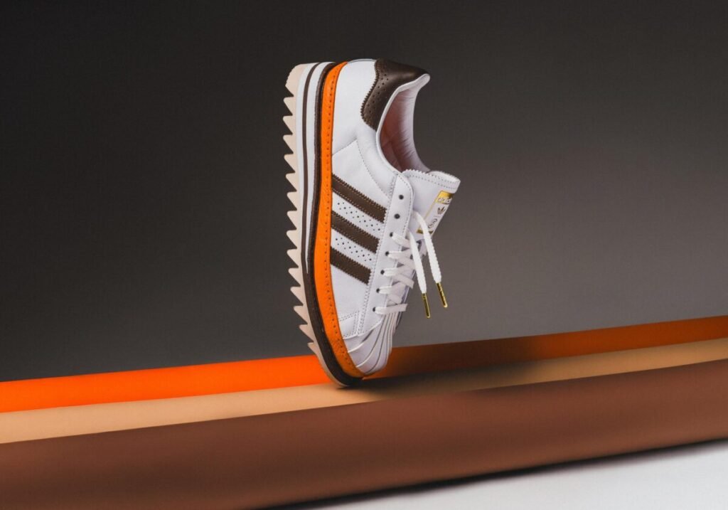 Adiós a aburrirte con las zapatillas blancas de siempre Las nuevas CLOT Superstar by Edison Chen rediseñadas vistas verticalmente con la parte lateral exterior