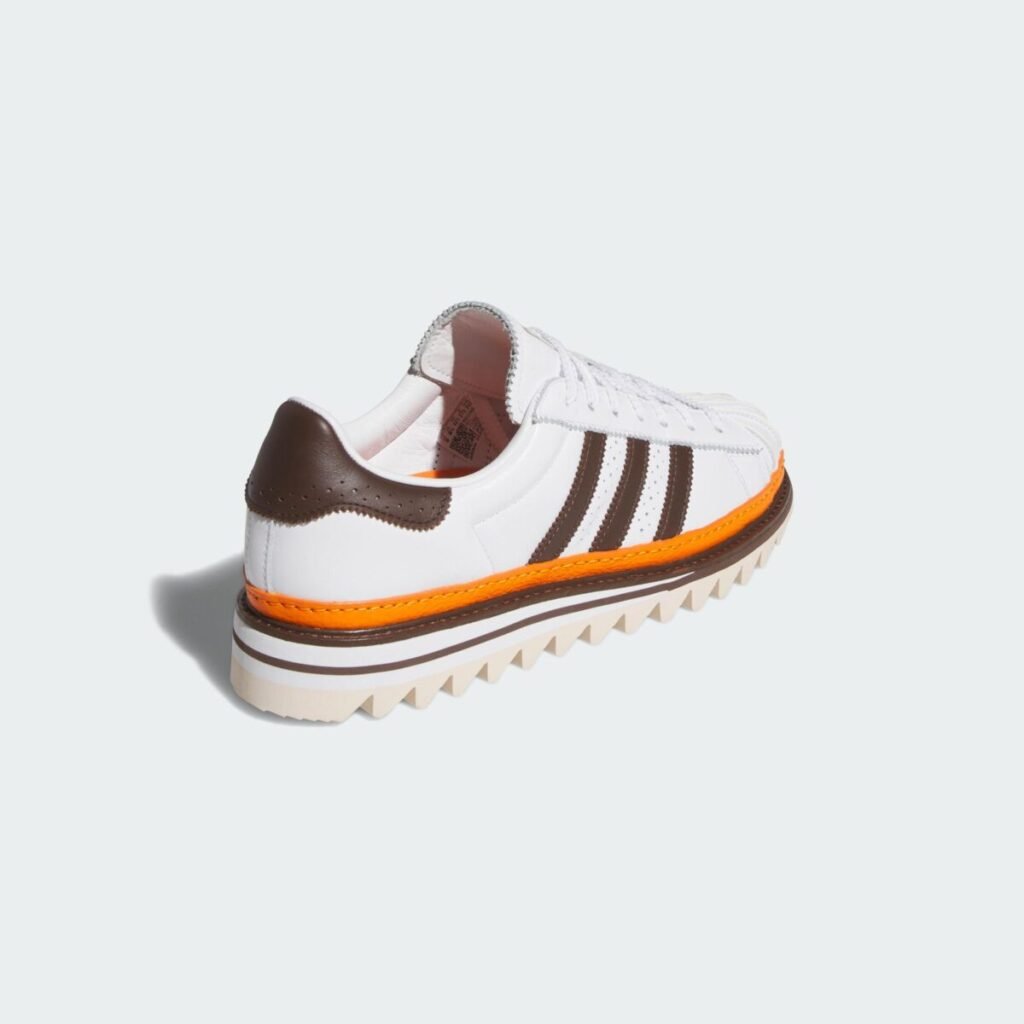 Adiós a aburrirte con las zapatillas blancas de siempre Las nuevas CLOT Superstar by Edison Chen vista de la parte trasera y lateral exterior derecho