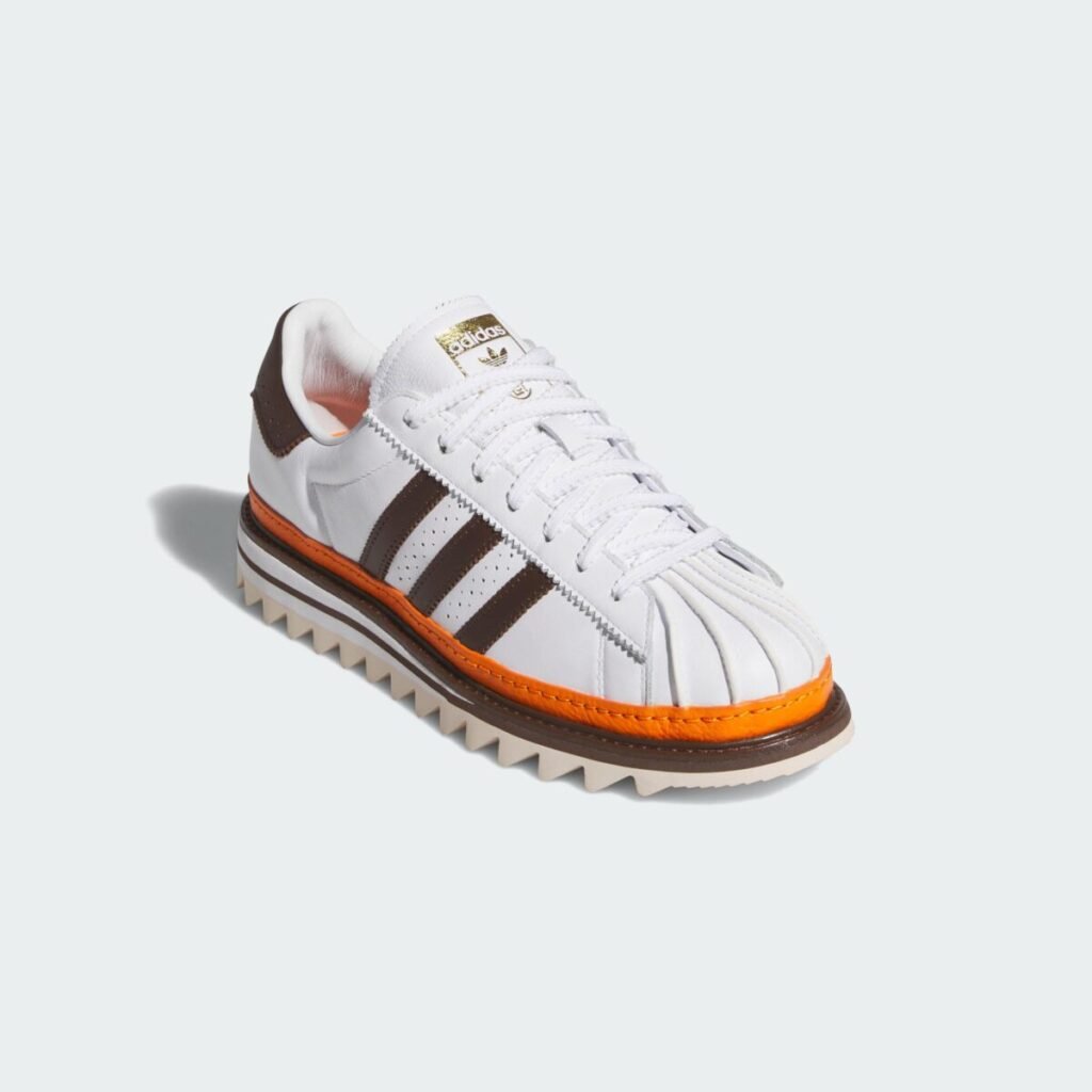 Adiós a aburrirte con las zapatillas blancas de siempre Las nuevas CLOT Superstar by Edison Chen vistas de la parte delantera y una parte del lateral exterior derecho