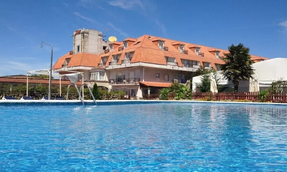 Escapada a las Rías Baixas: cómo dormir en Cambados por menos de 50 euros la noche Imagen que muestra la piscina del Hotel San Marcos en Cambados