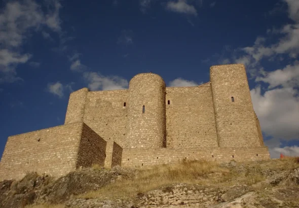 El Castillo de Segura en Jaén , que muestra uno de los laterales.