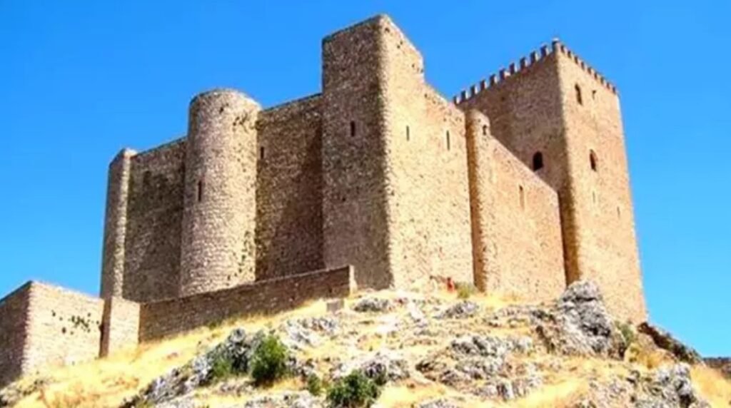 Las escapadas a Jaén que mejor explican por qué la naturaleza se ha convertido en tendencia Imagen que muestra el Castillo de Segura de la Sierra en Jaén