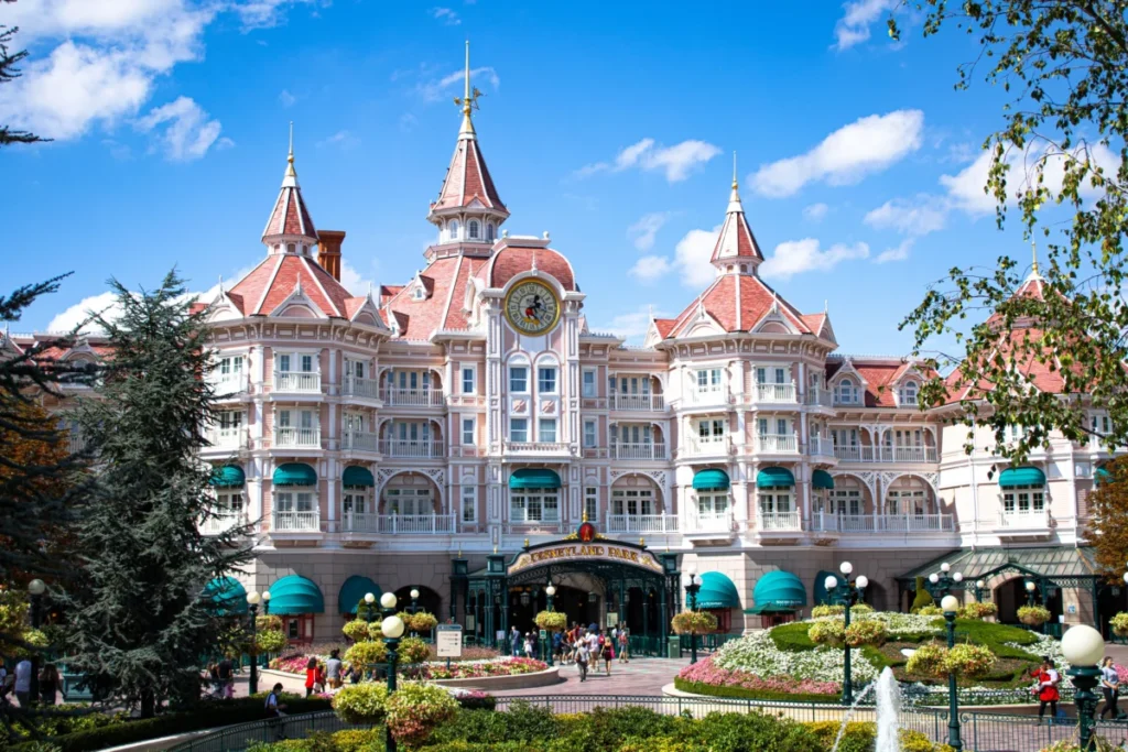 Viaje organizado a Disney 2026: precios, hoteles y lo que nadie te cuenta Imagen de uno de los hoteles del parque de DisneyLand París