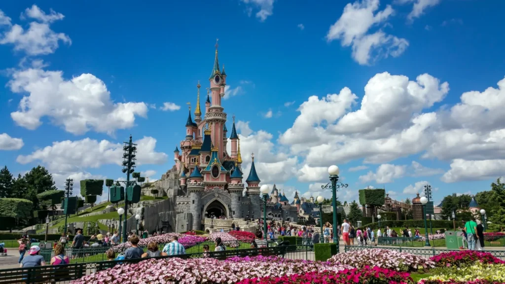 Viaje organizado a Disney 2026: precios, hoteles y lo que nadie te cuenta Imagen del icónico castillo de DisneyLand Paris