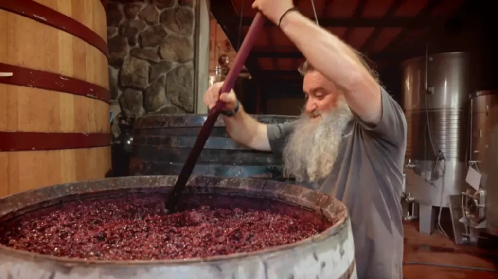 De un pueblo de 70 vecinos al cielo de Nueva York: llega el estreno de El mago del vino en Cuatro Raúl Pérez, el Mago del Vino, moviendo la uva en una imagen de lateral.