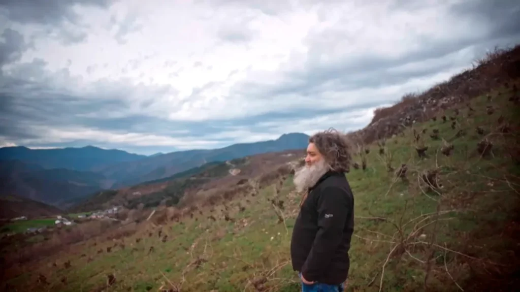 De un pueblo de 70 vecinos al cielo de Nueva York: llega el estreno de El mago del vino en Cuatro Raúl Pérez, el Mago del Vino, contemplando los viñedos a gran altura en una montaña