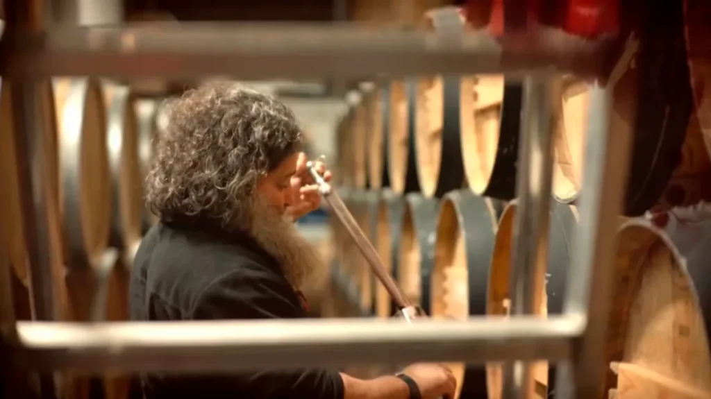 De un pueblo de 70 vecinos al cielo de Nueva York: llega el estreno de El mago del vino en Cuatro Imagen que muestra a Raúl Pérez, el mago del vino, en la bodega