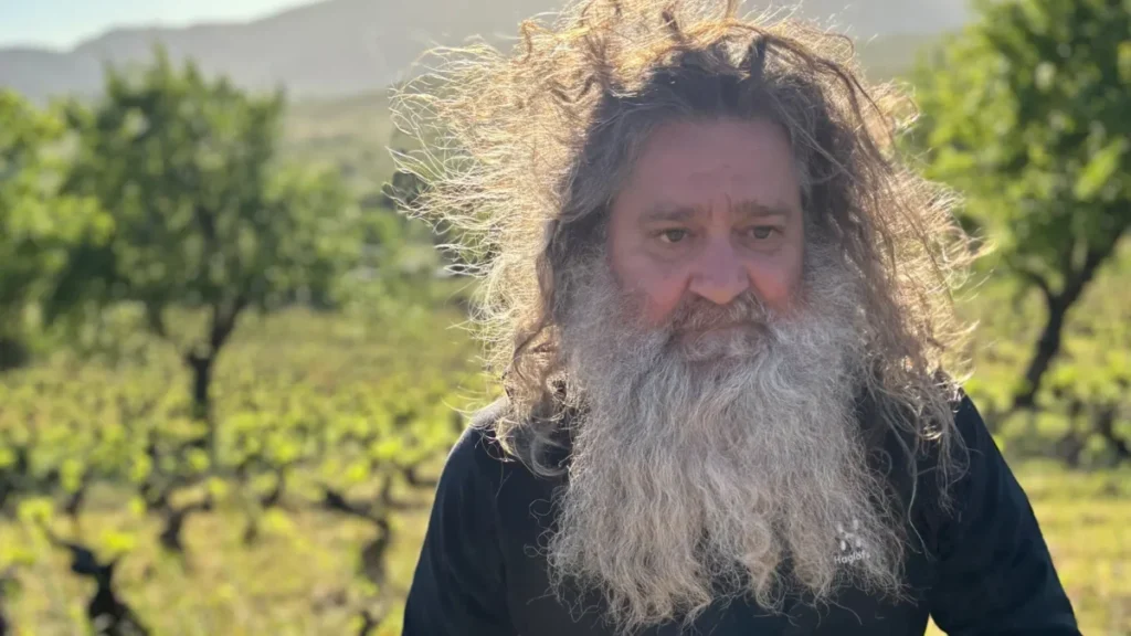 De un pueblo de 70 vecinos al cielo de Nueva York: llega el estreno de El mago del vino en Cuatro Raúl Pérez, el Mago del Vino, en una imagen de primer plano con viñedos atrás.
