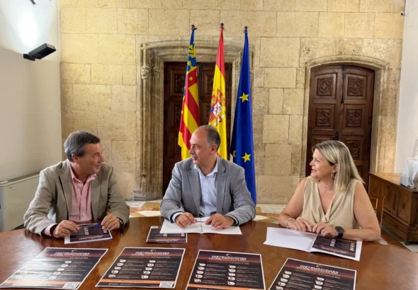El eclipse en Valencia tiene sus riesgos y la Generalitat a repartido un cartel con toda la información necesaría para ver el eclipse con seguridad. La imagen muestra a responsables de seguridad de la Generalitat Valenciana.