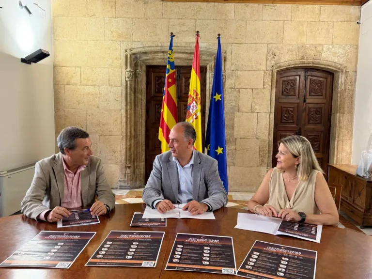 El eclipse en Valencia tiene sus riesgos y la Generalitat a repartido un cartel con toda la información necesaría para ver el eclipse con seguridad. La imagen muestra a responsables de seguridad de la Generalitat Valenciana.
